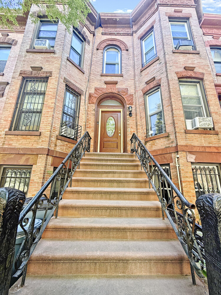 614 ST JOHNS Place