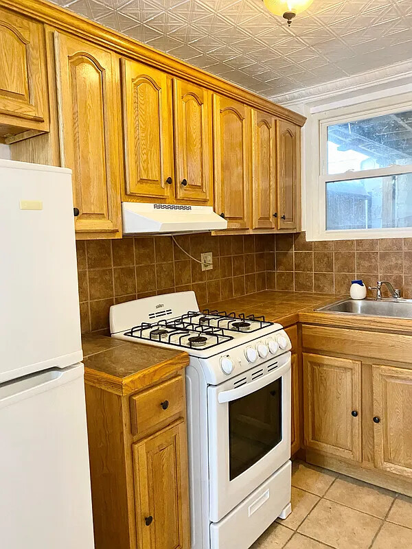 2025 E 34TH Street 1