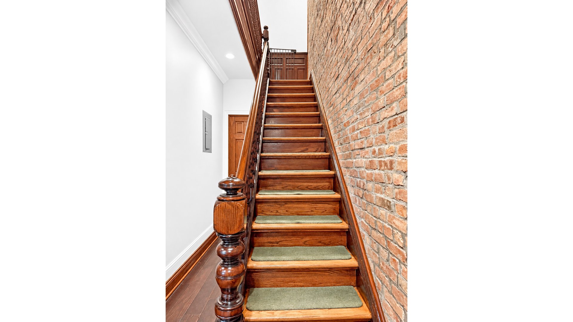 916 PUTNAM Avenue