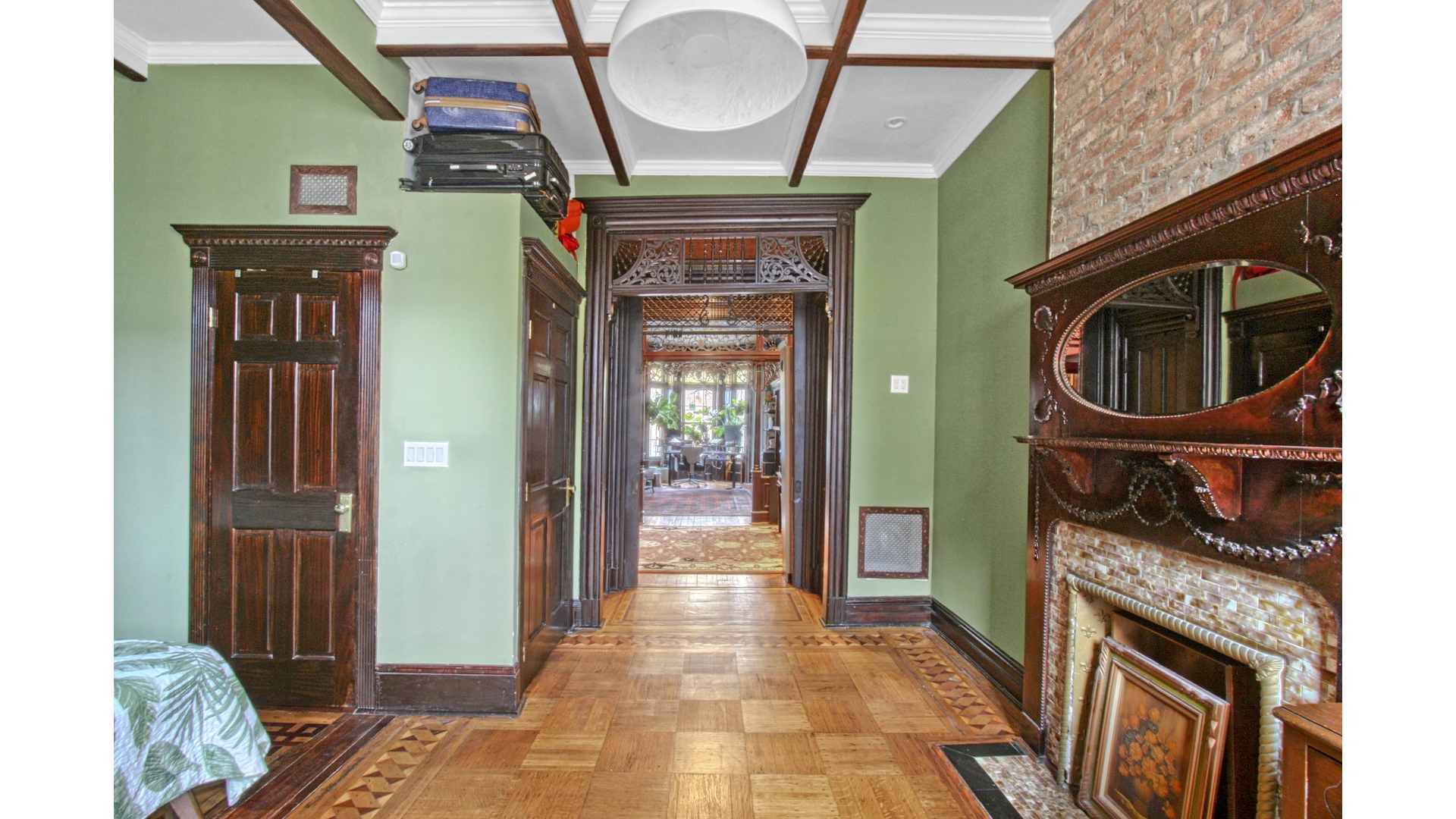 916 PUTNAM Avenue