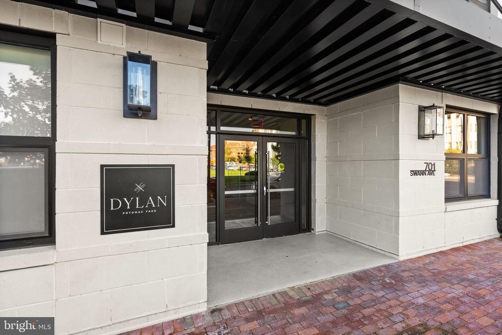 701 Swann Ave #302