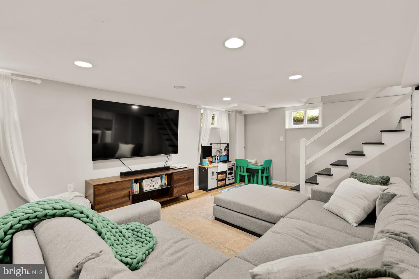 110 E Nelson Ave