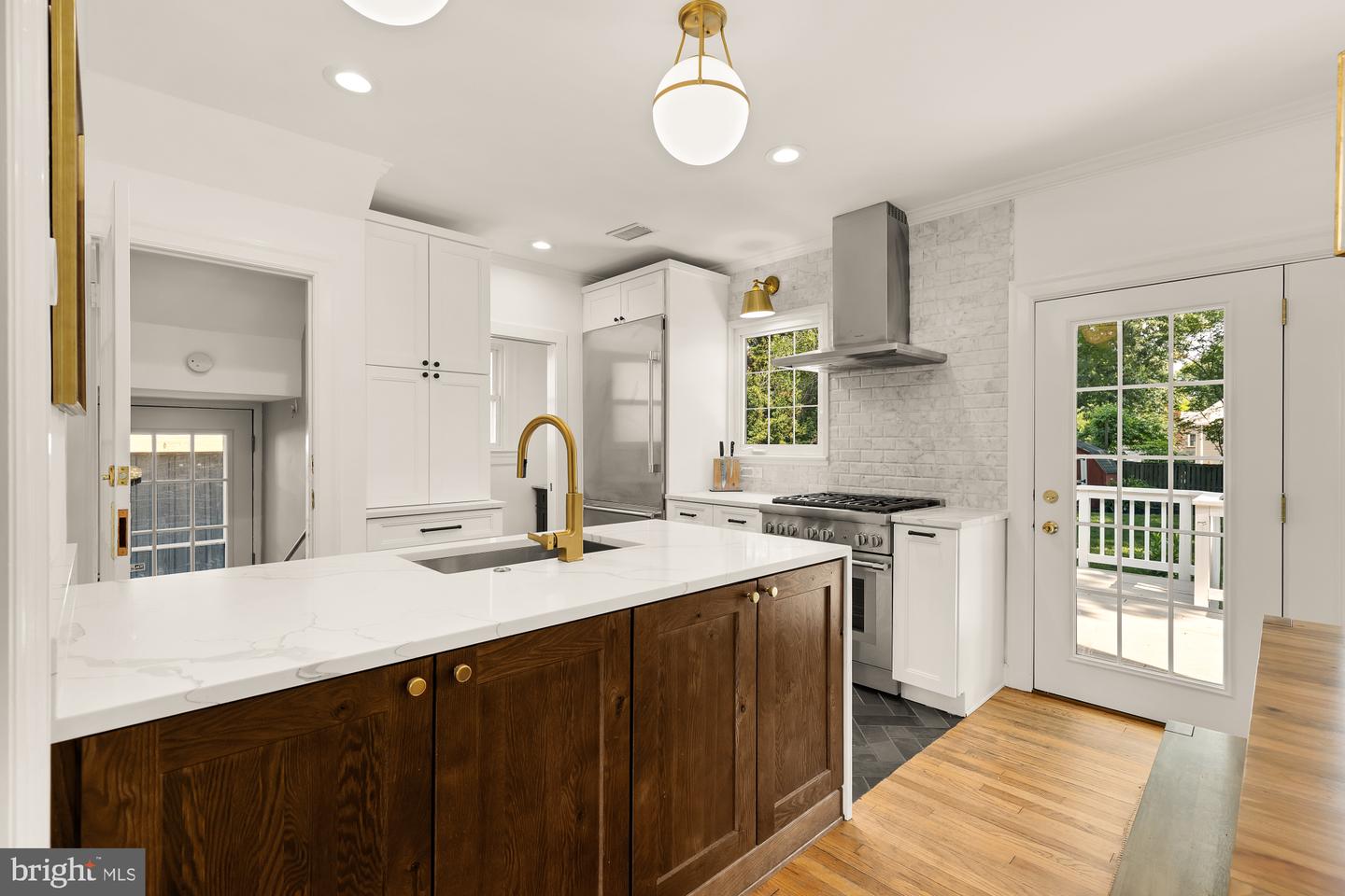 110 E Nelson Ave