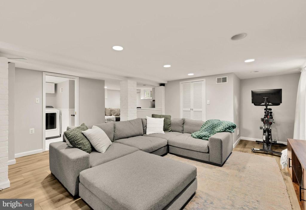 110 E Nelson Ave