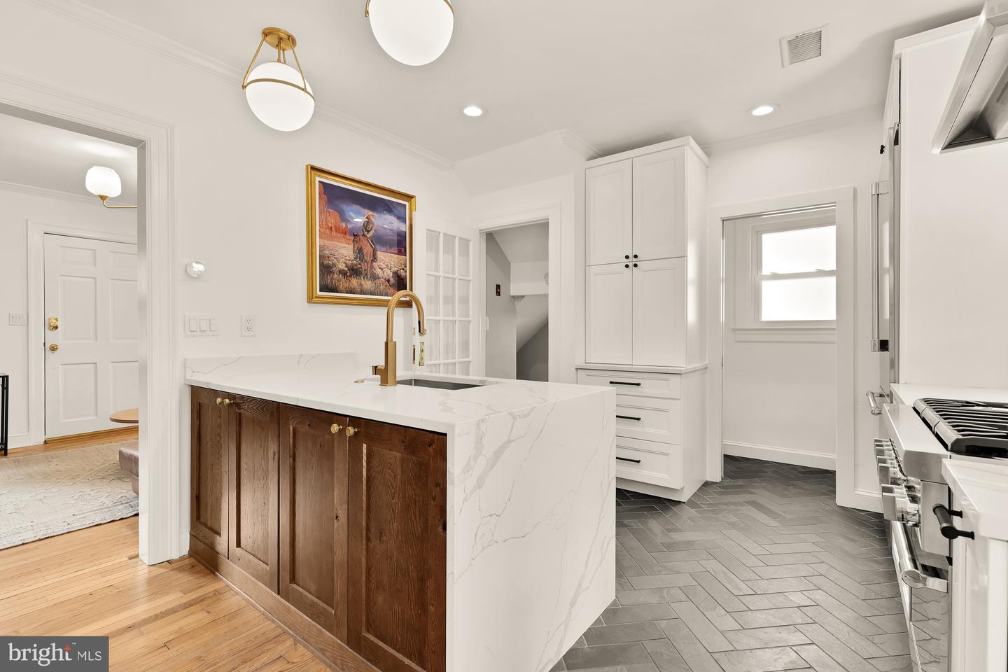 110 E Nelson Ave