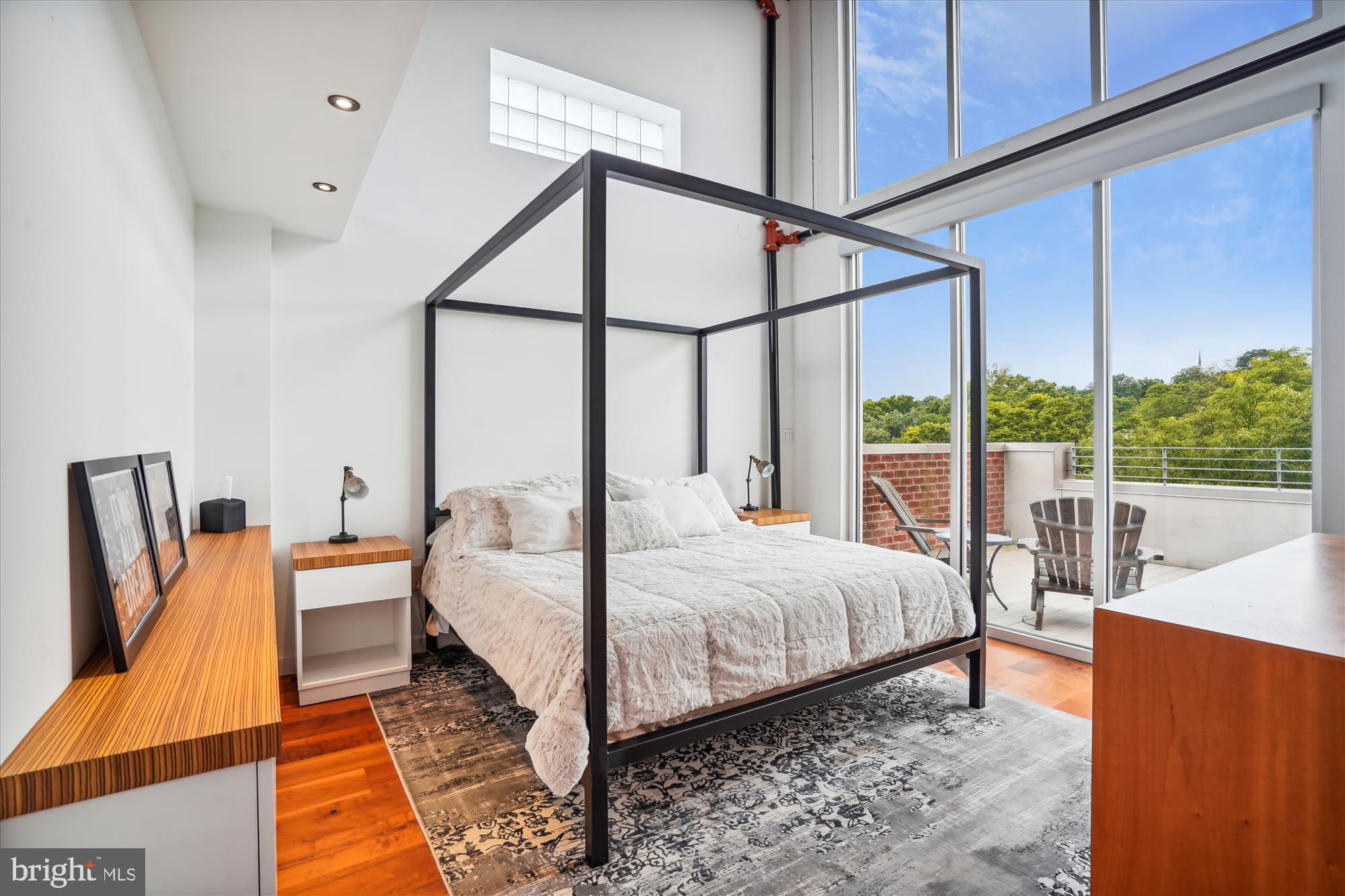 2713 MOUNT VERNON AVENUE