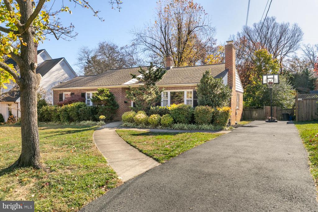 1104 TUCKAHOE LANE