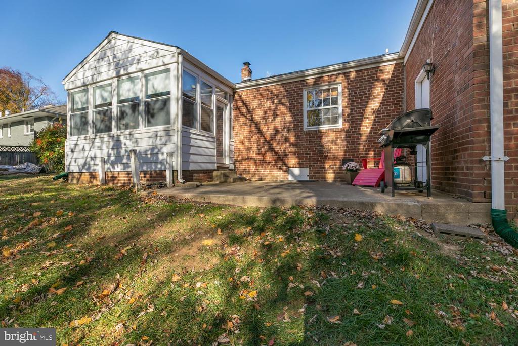 1104 TUCKAHOE LANE