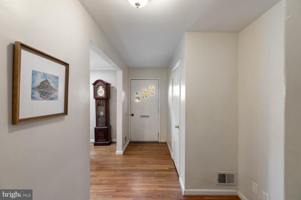 1104 TUCKAHOE LANE