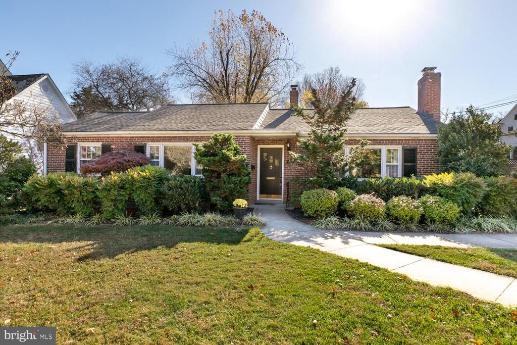 1104 TUCKAHOE LANE