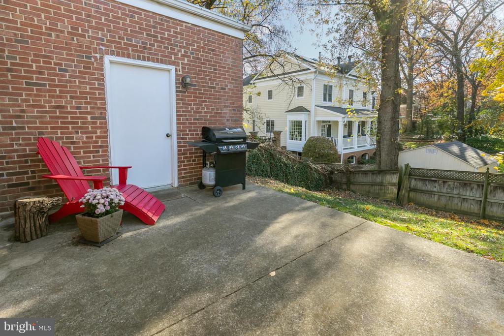 1104 TUCKAHOE LANE