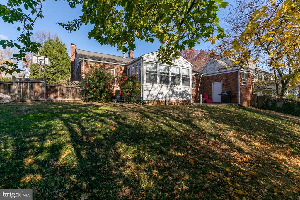 1104 TUCKAHOE LANE
