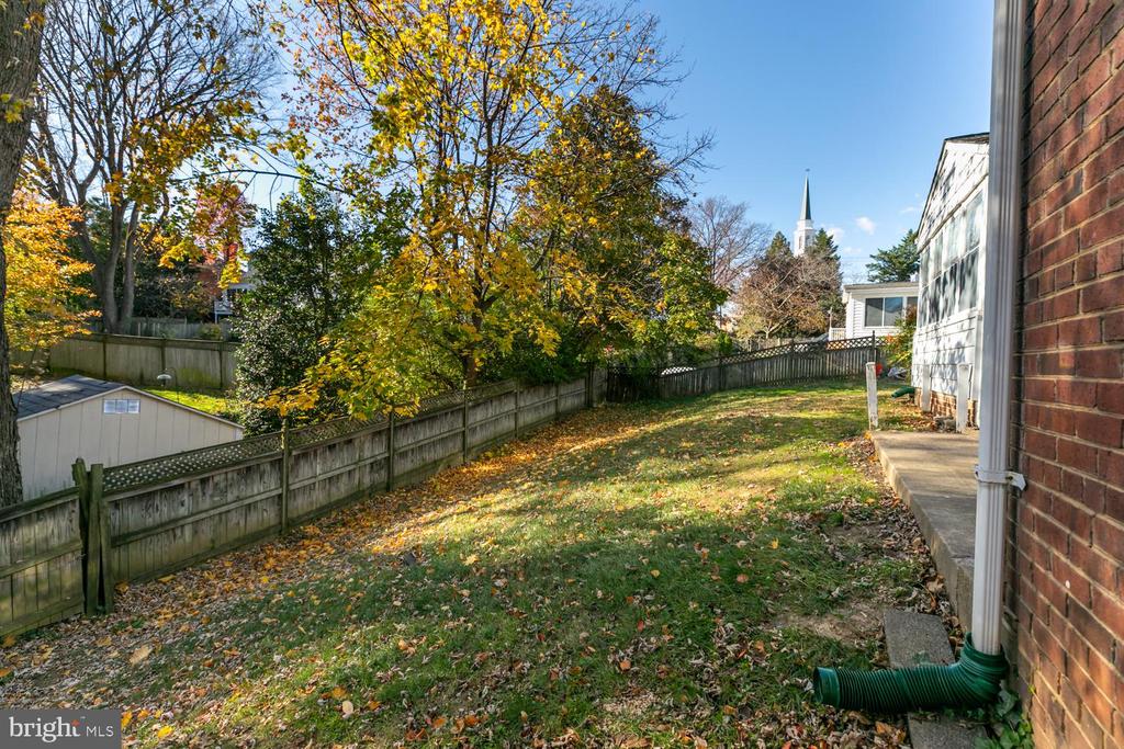 1104 TUCKAHOE LANE