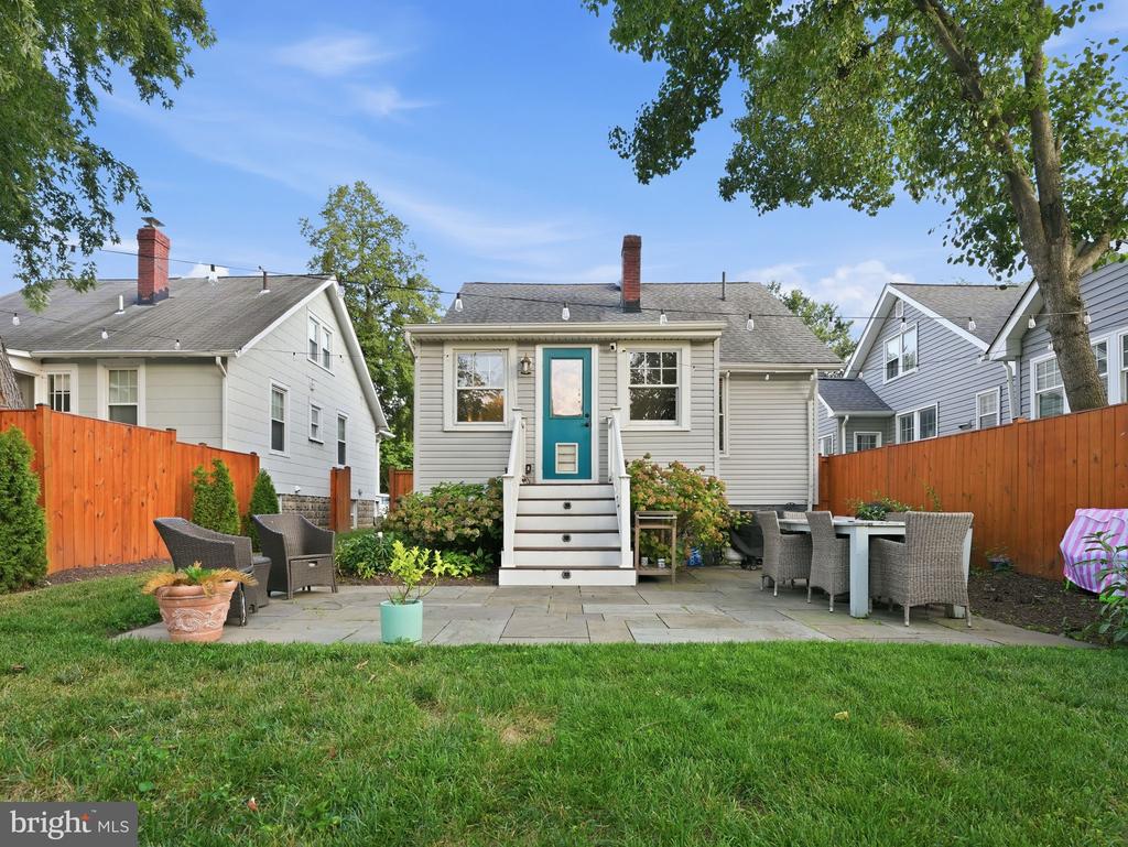 206 E NELSON AVENUE