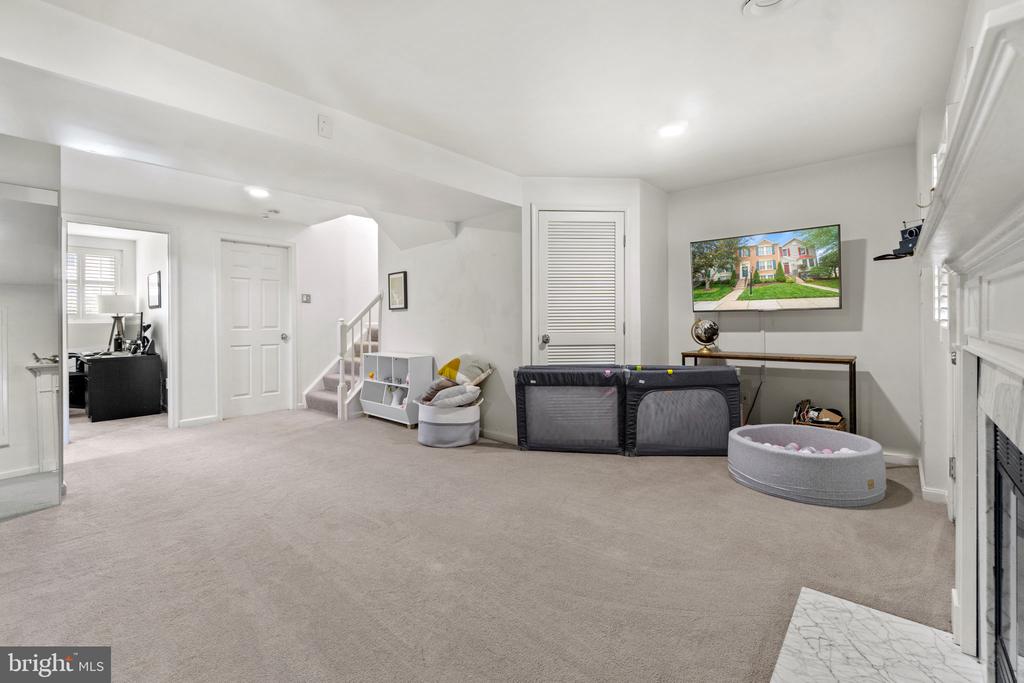 7424 GADSBY SQ