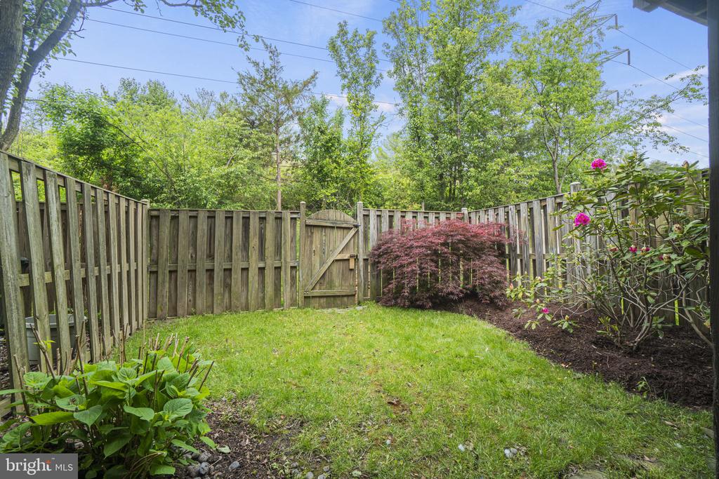 7424 GADSBY SQ