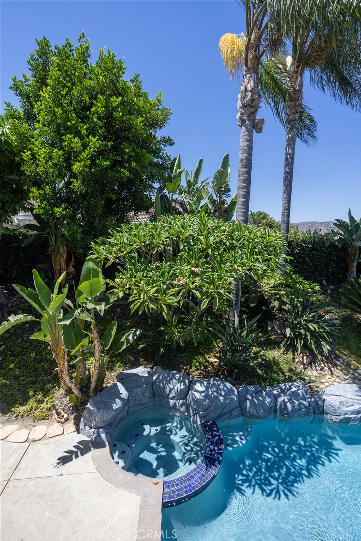 8505 E Meadowridge