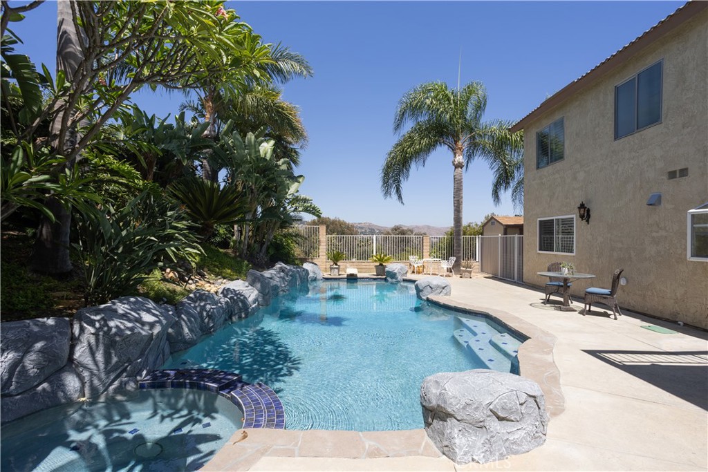 8505 E Meadowridge