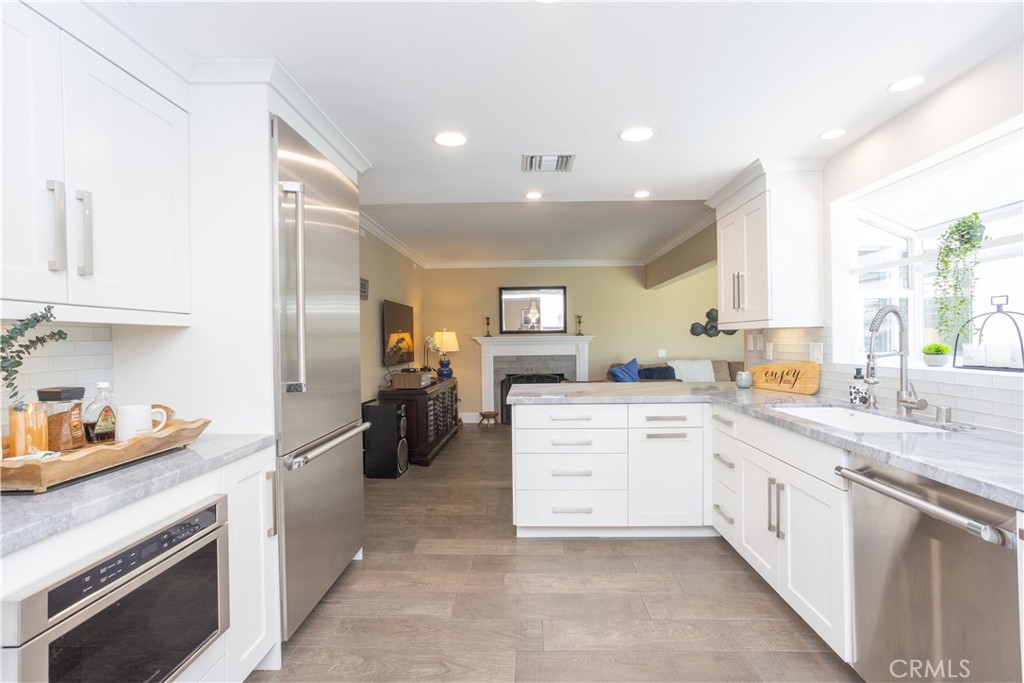 8505 E Meadowridge