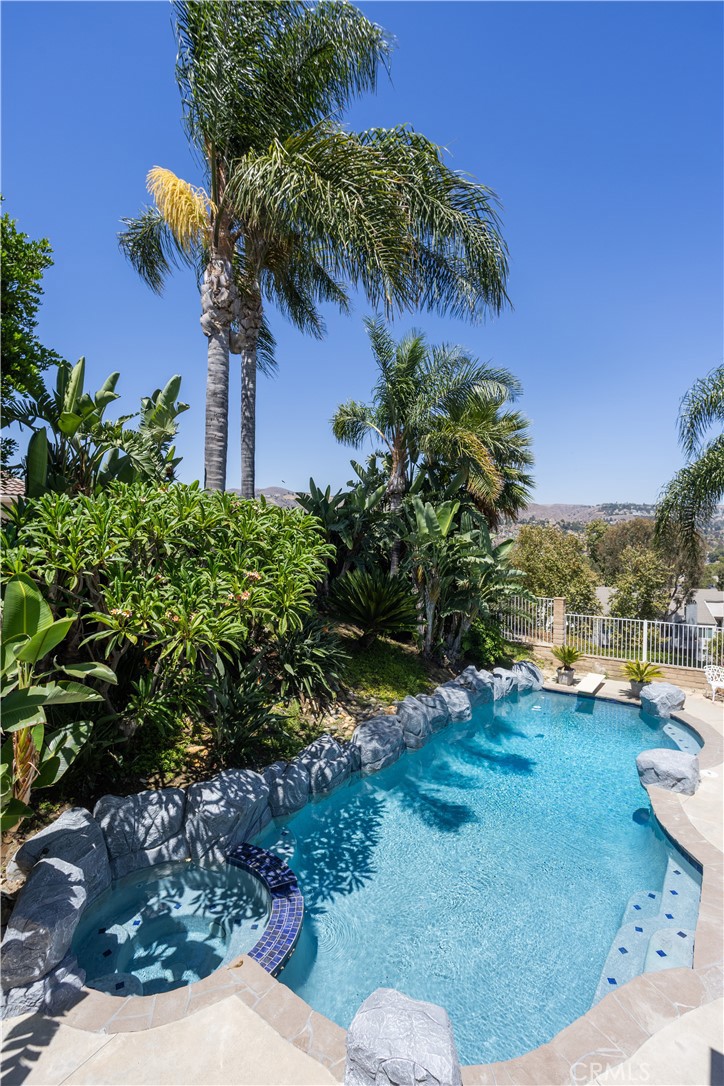 8505 E Meadowridge