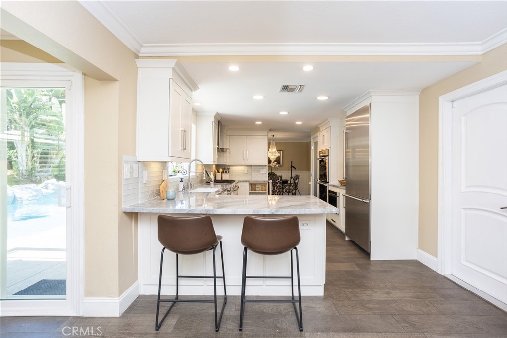 8505 E Meadowridge
