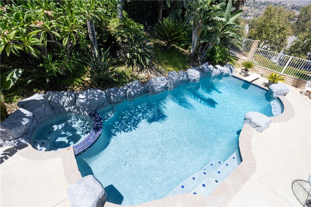 8505 E Meadowridge