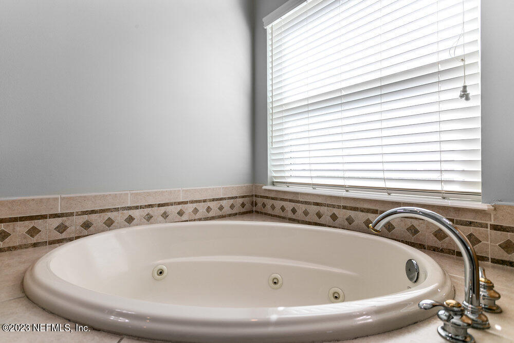 3548 WATERCHASE WAY E