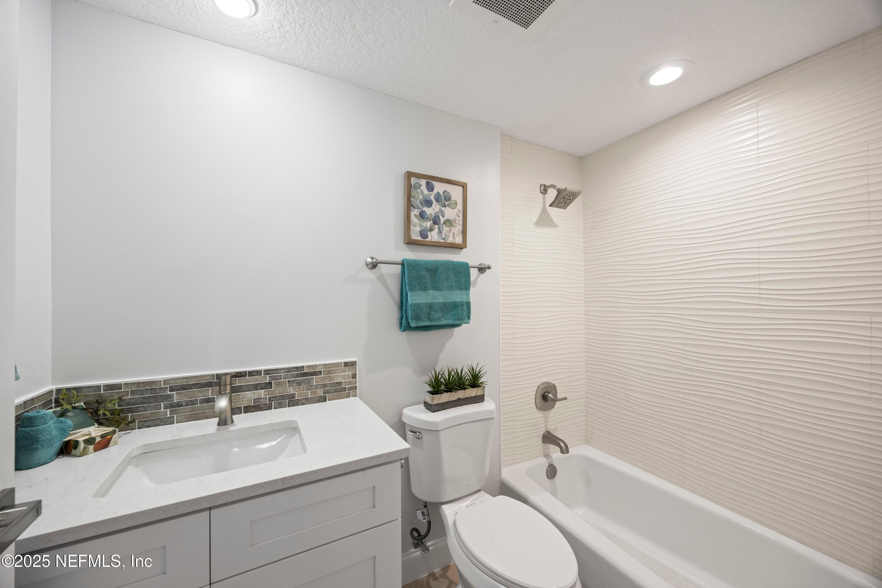 115 9TH Avenue S, 201