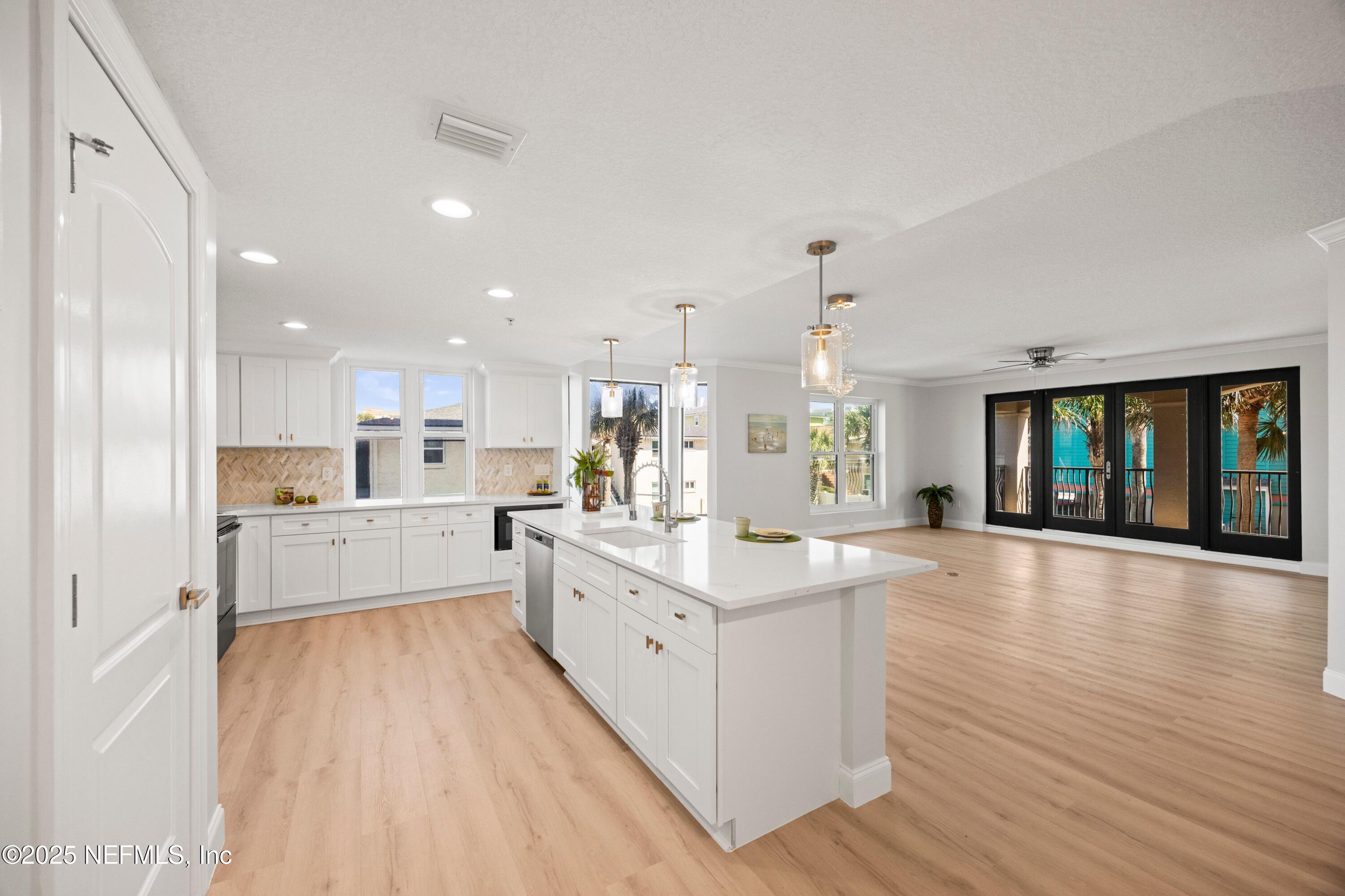 115 9TH Avenue S, 201