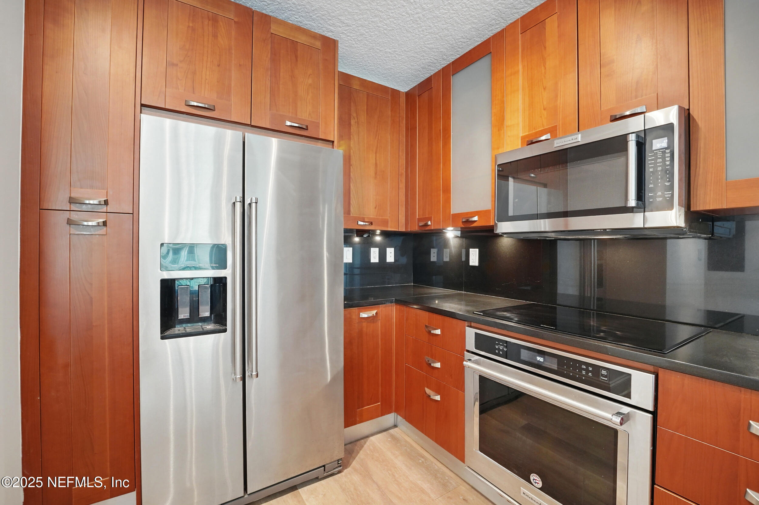 1431 Riverplace Boulevard, 2003