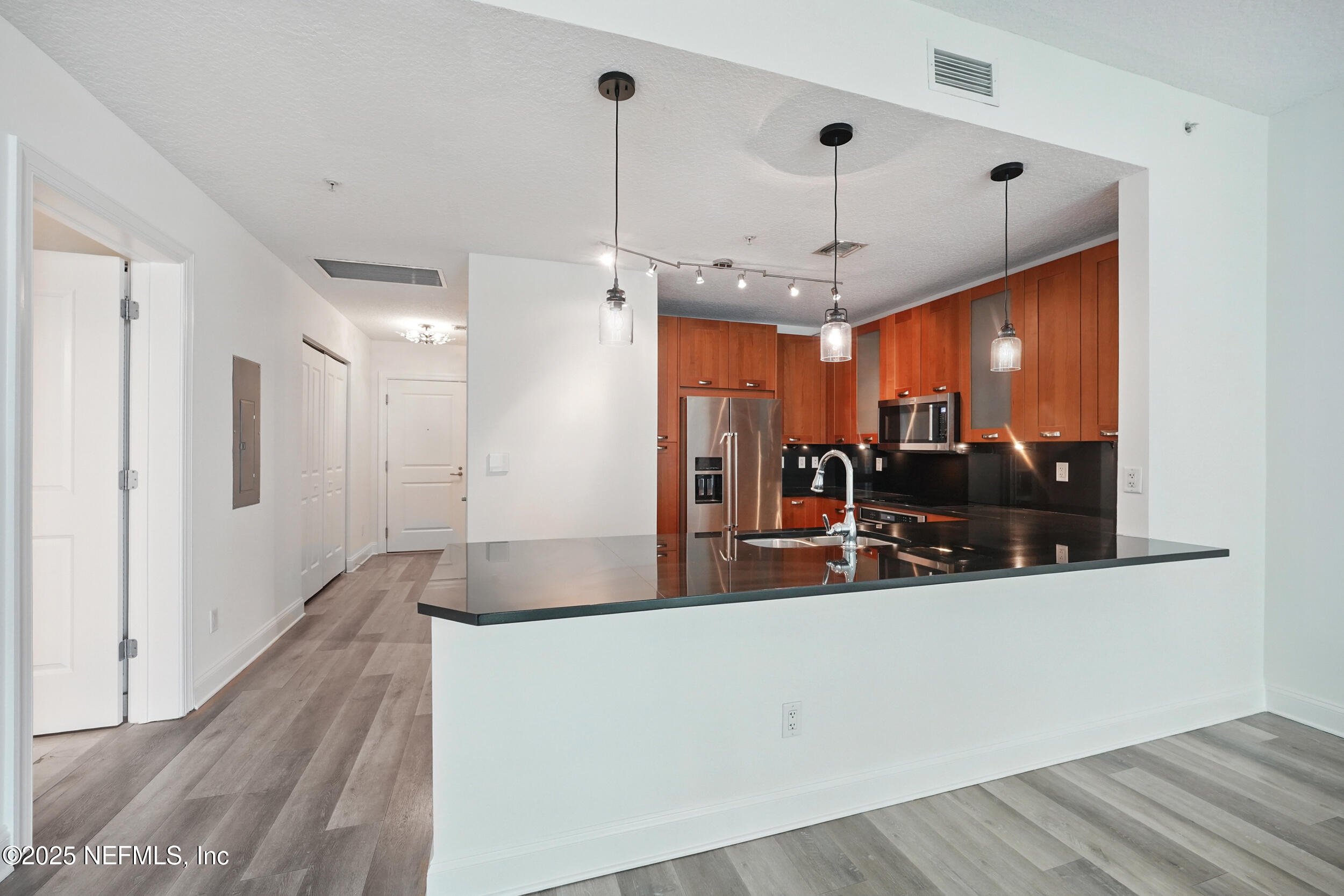 1431 Riverplace Boulevard, 2003