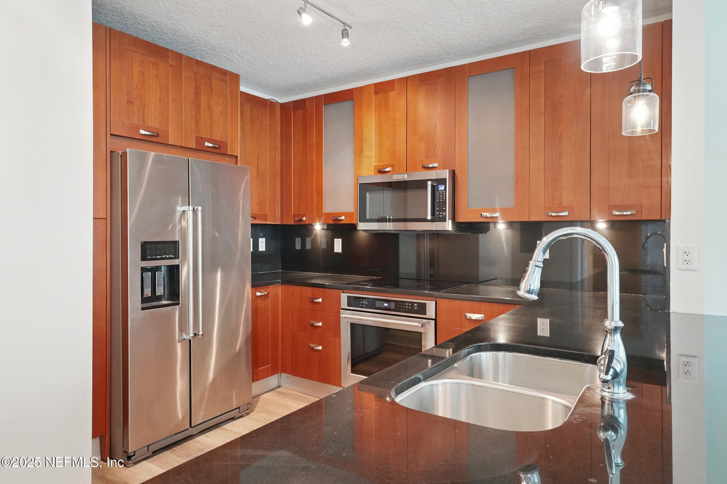 1431 Riverplace Boulevard, 2003