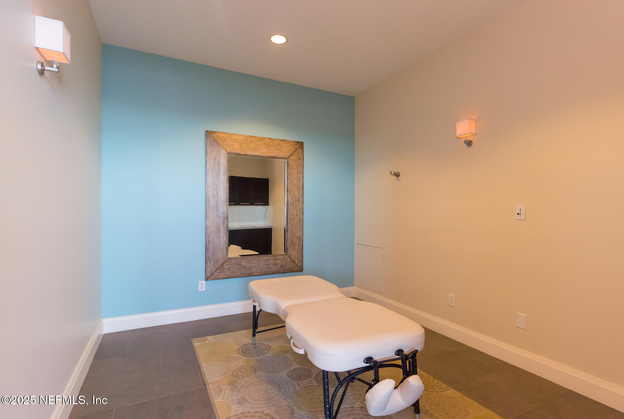 1431 Riverplace Boulevard, 2003