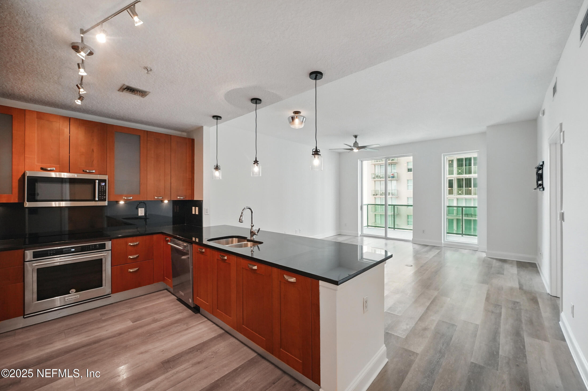 1431 Riverplace Boulevard, 2003