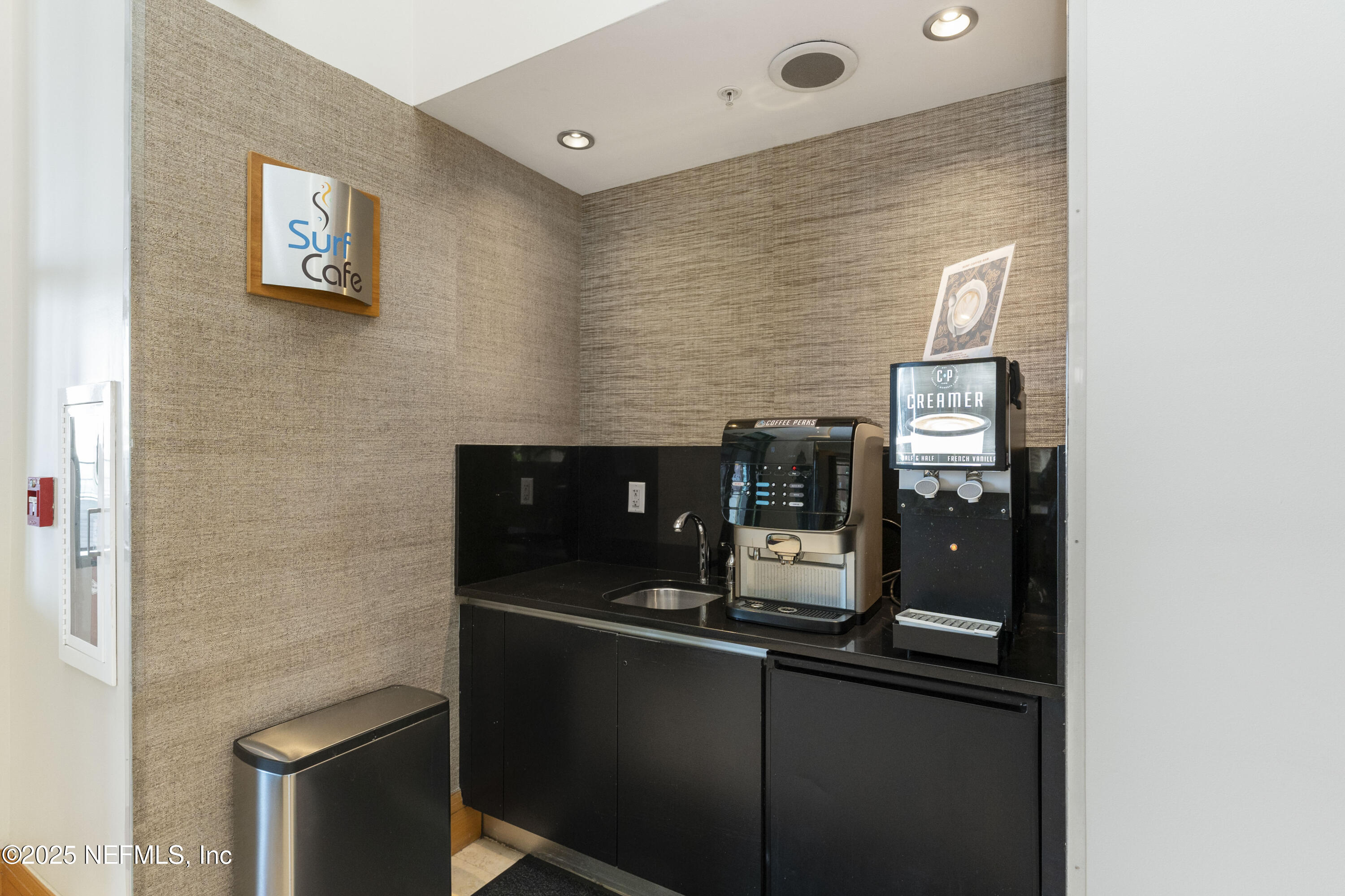 1431 Riverplace Boulevard, 2003