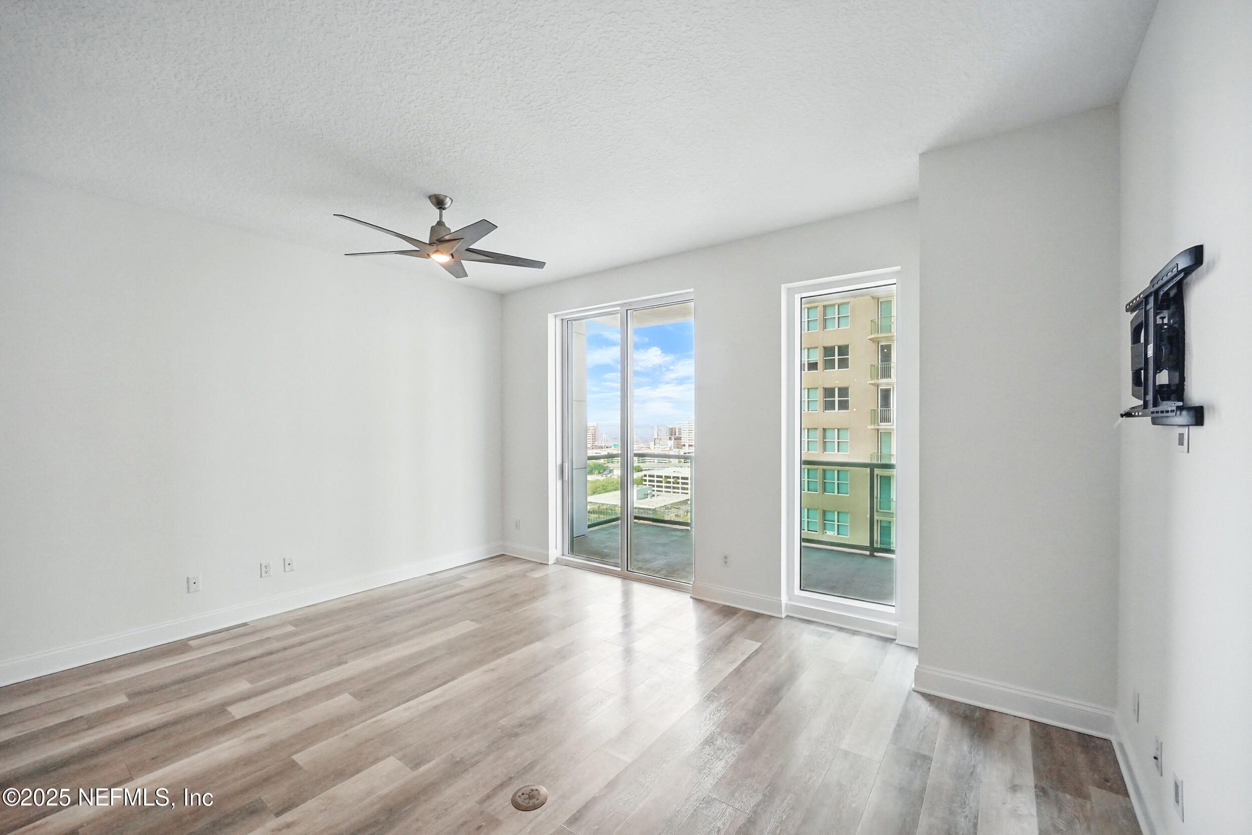 1431 Riverplace Boulevard, 2003