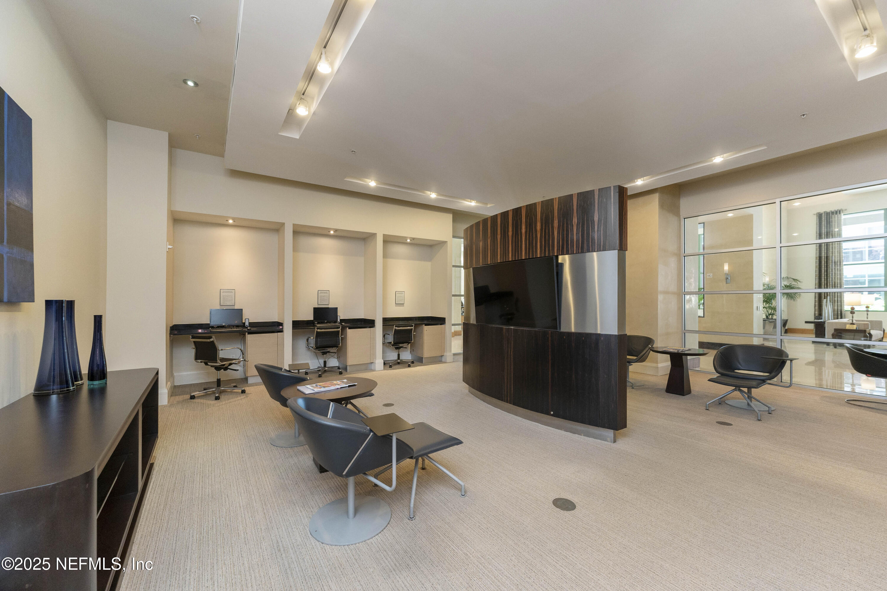 1431 Riverplace Boulevard, 2003