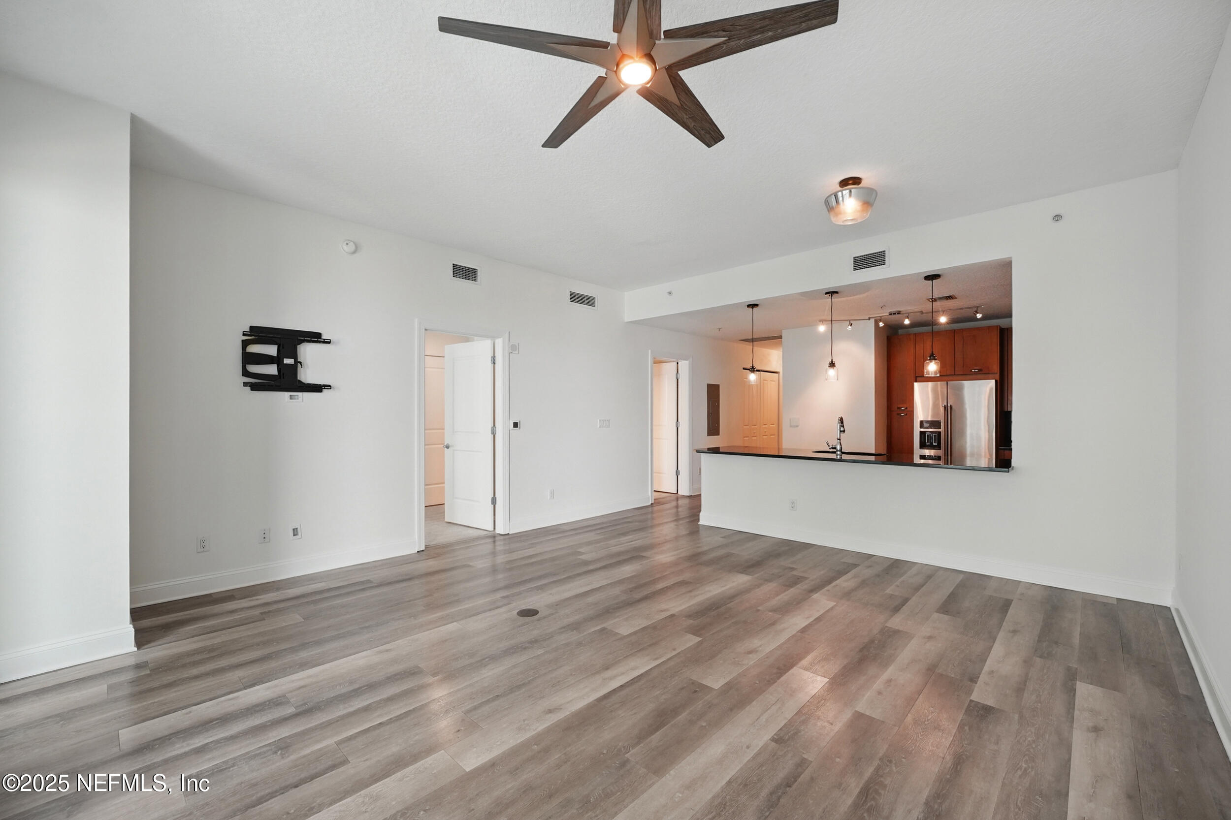 1431 Riverplace Boulevard, 2003