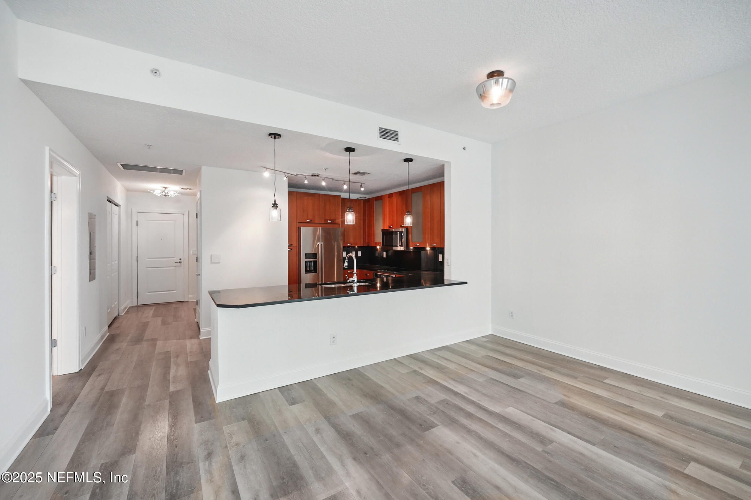 1431 Riverplace Boulevard, 2003