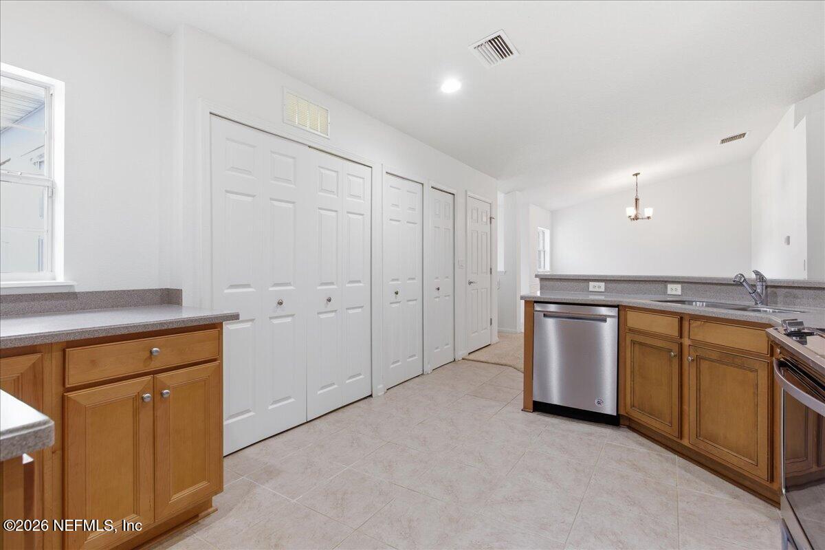 8521 LITTLE SWIFT Circle 34D