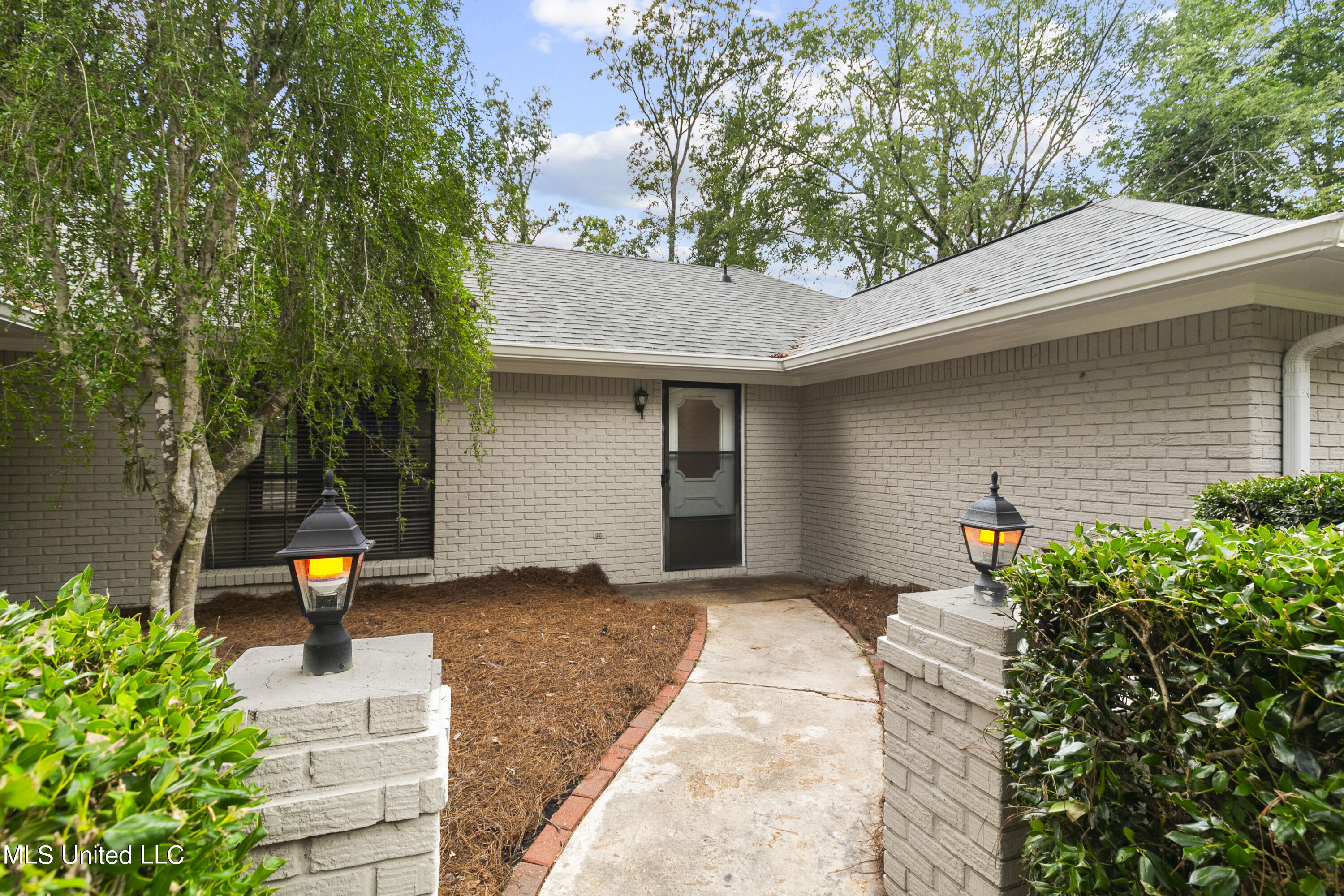 305 Camelia Trail