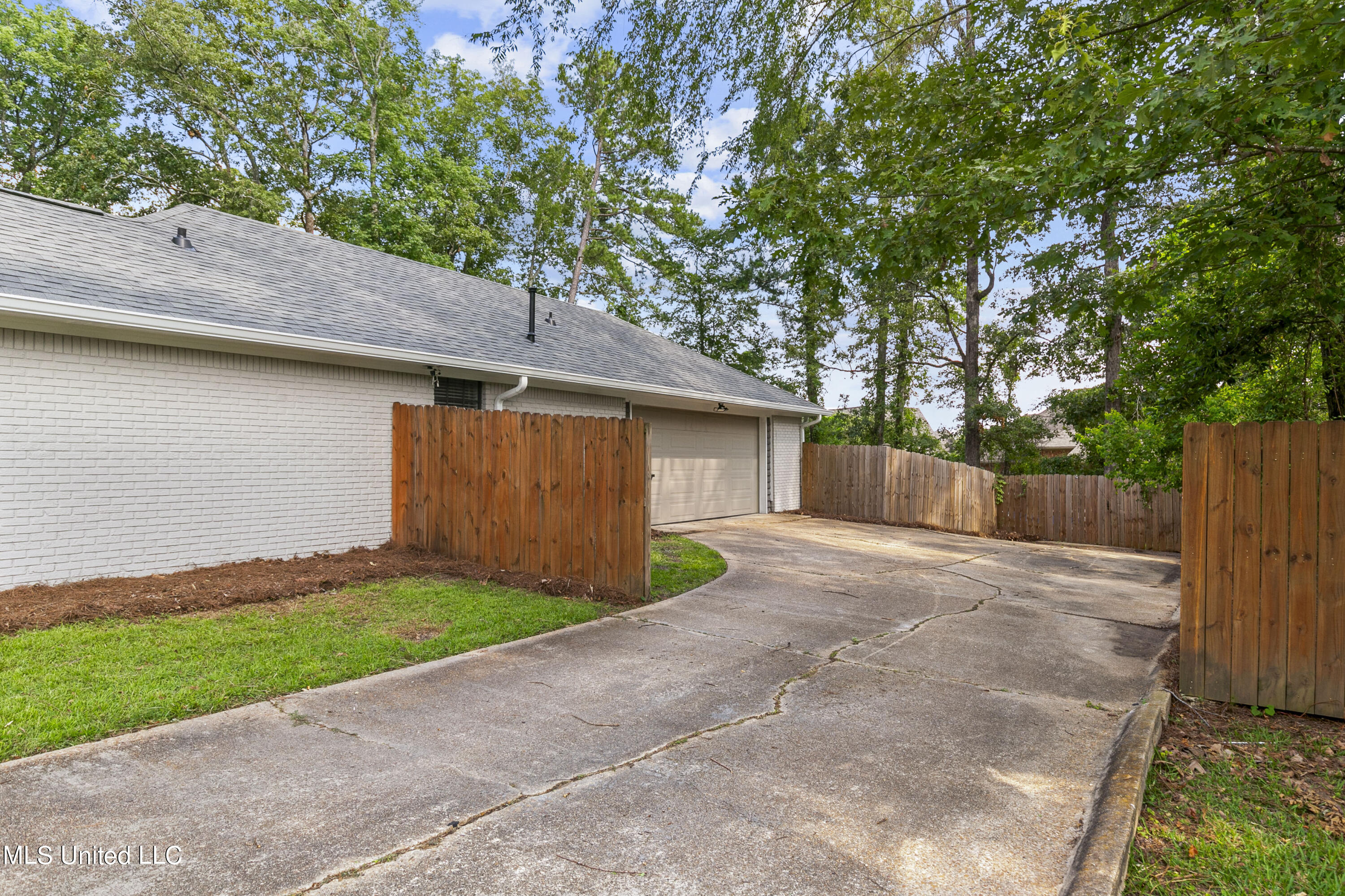 305 Camelia Trail