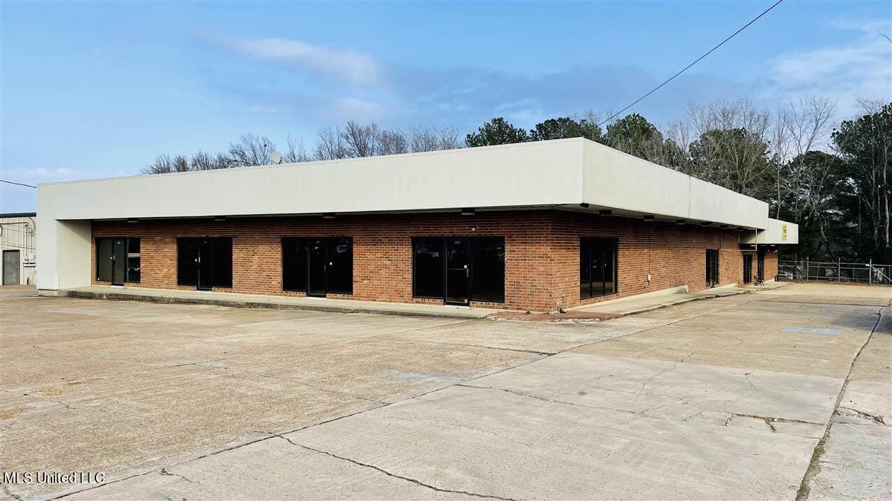 626 Ridgewood Road, 200