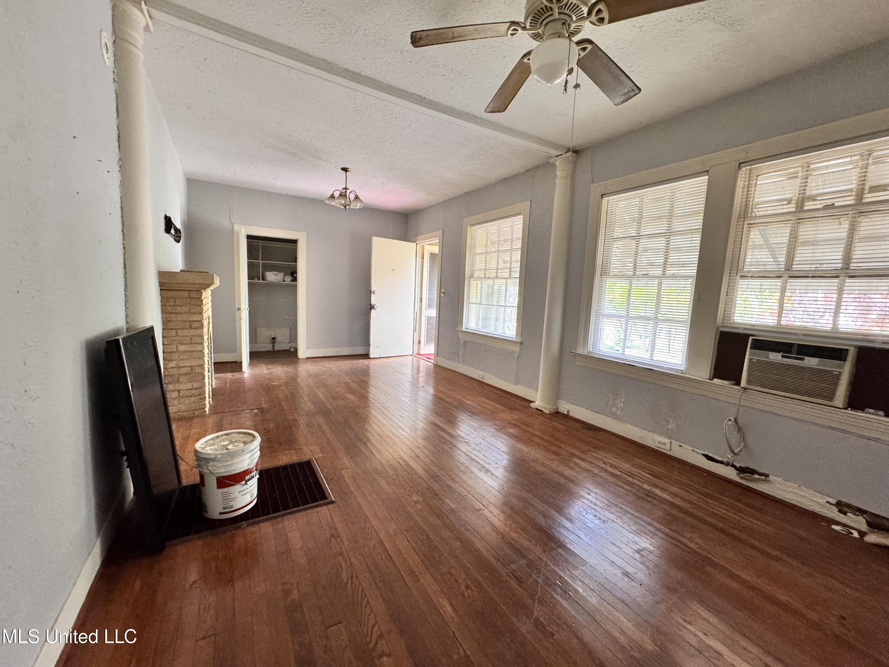 1202 Fortification Street, 1-2