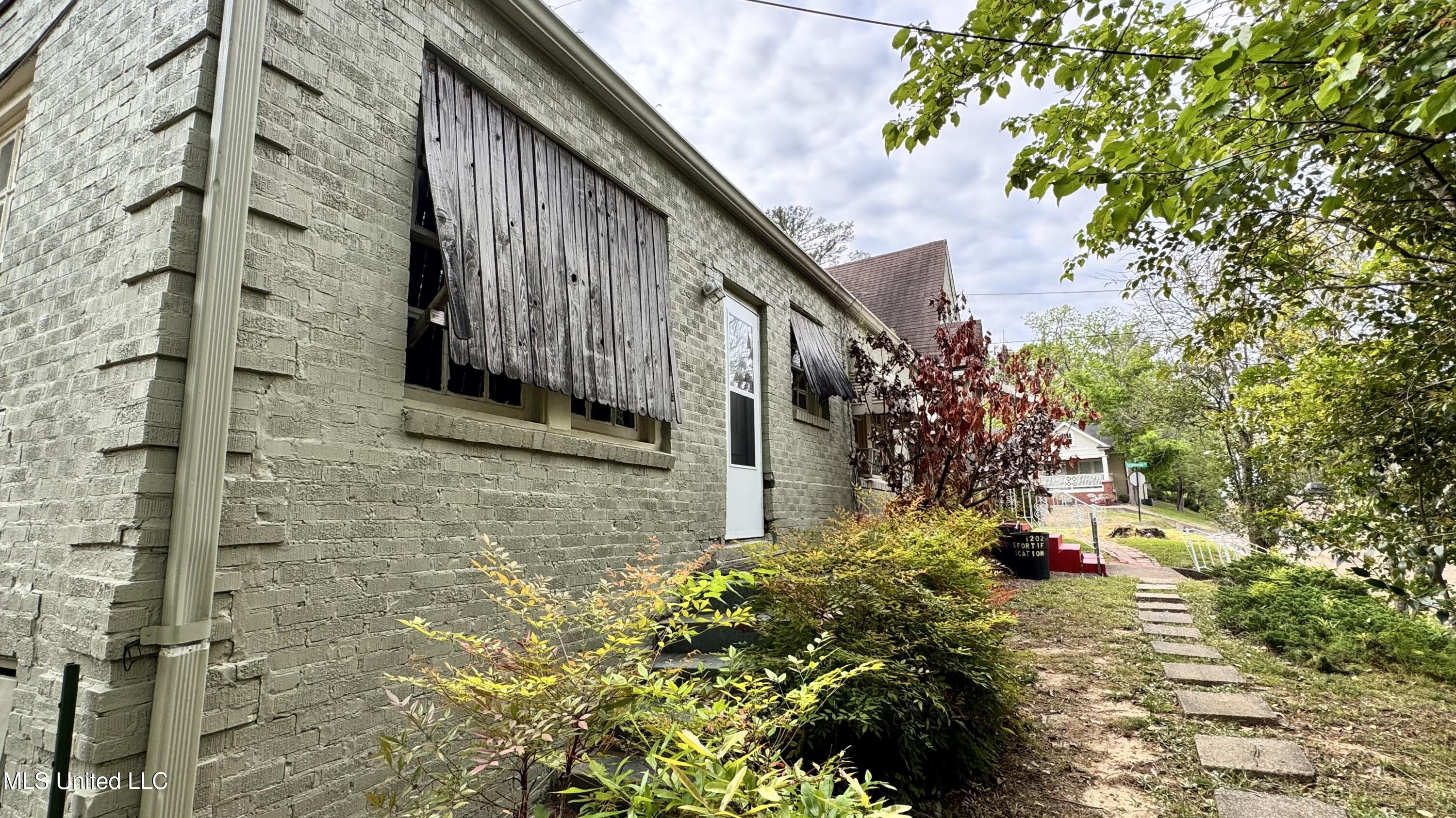 1202 Fortification Street, 1-2