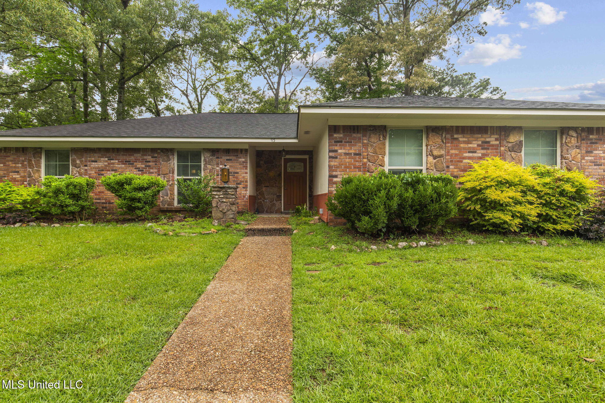 95 Sunline Drive