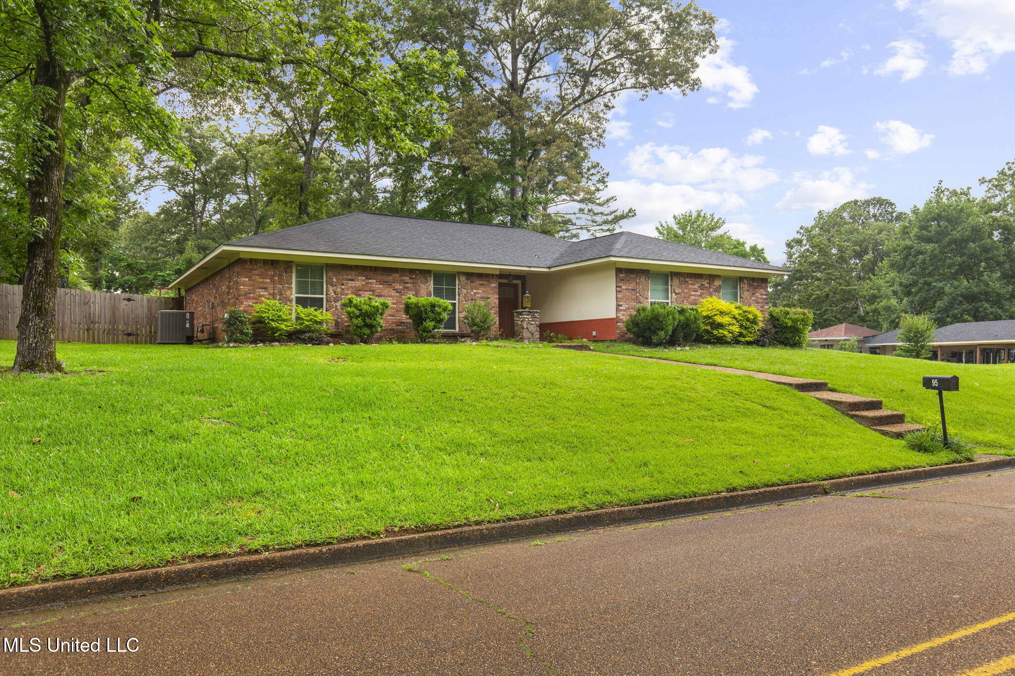 95 Sunline Drive