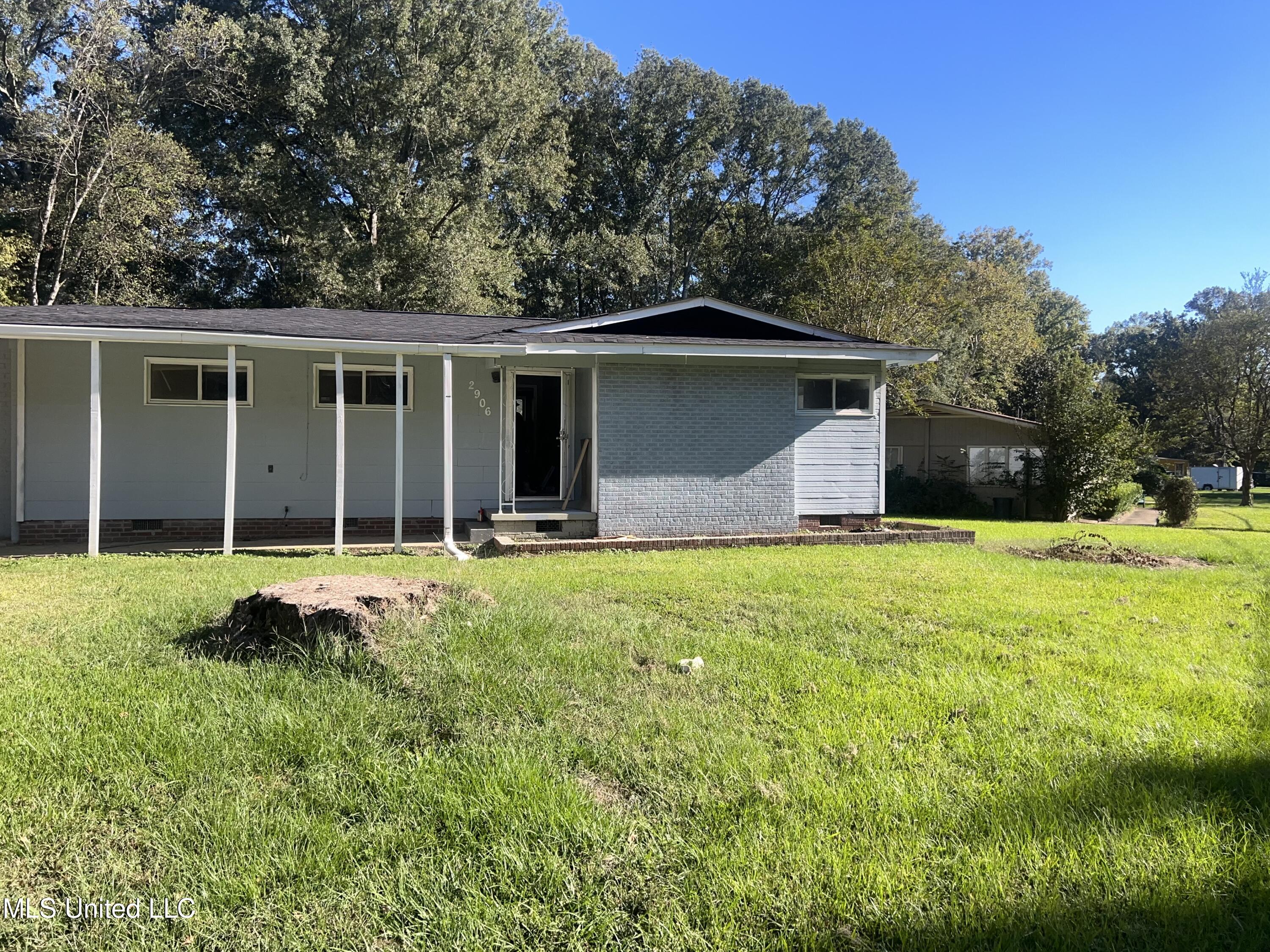 2906 Lakewood Drive