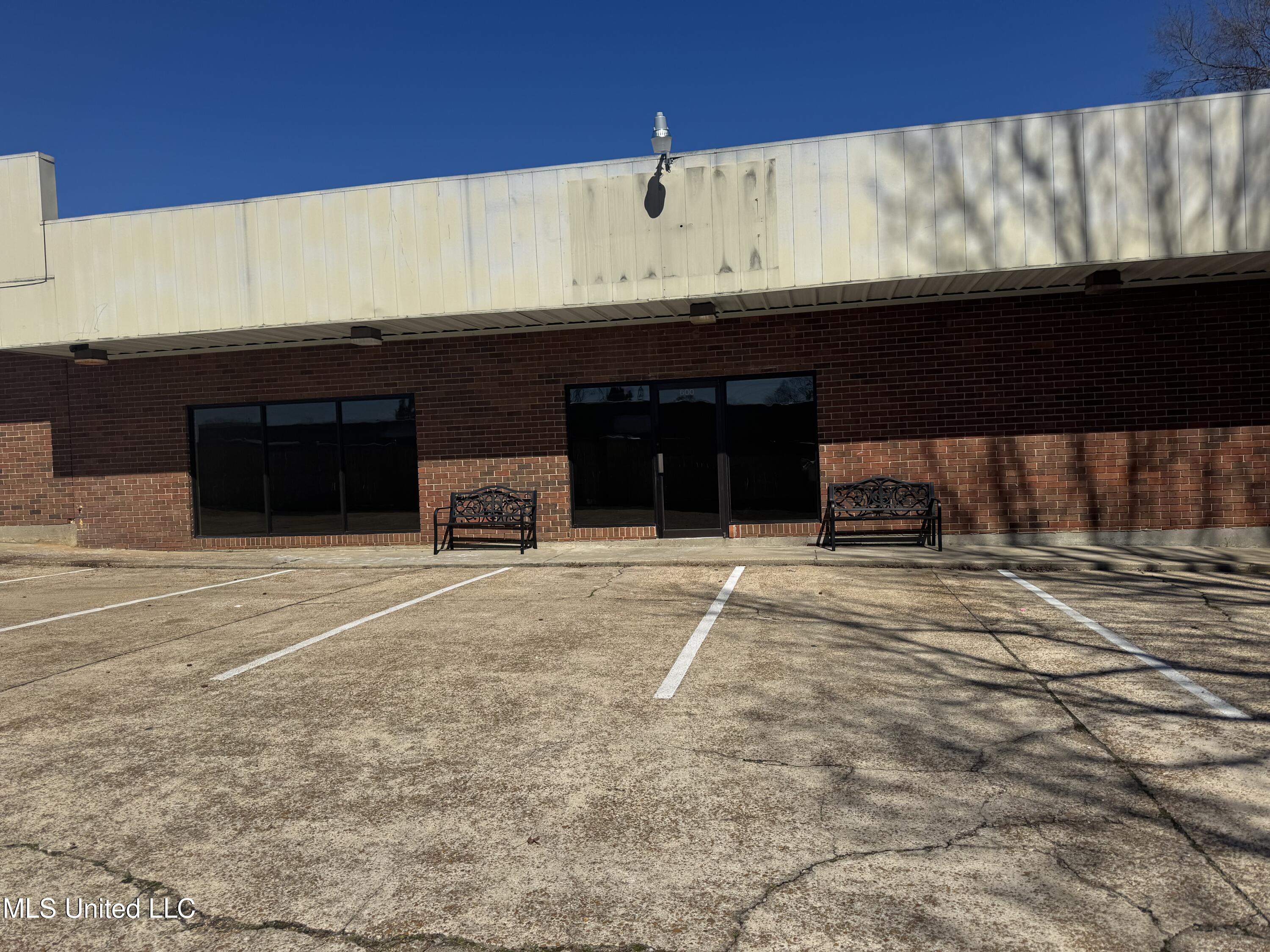 626 Ridgewood Road, 600