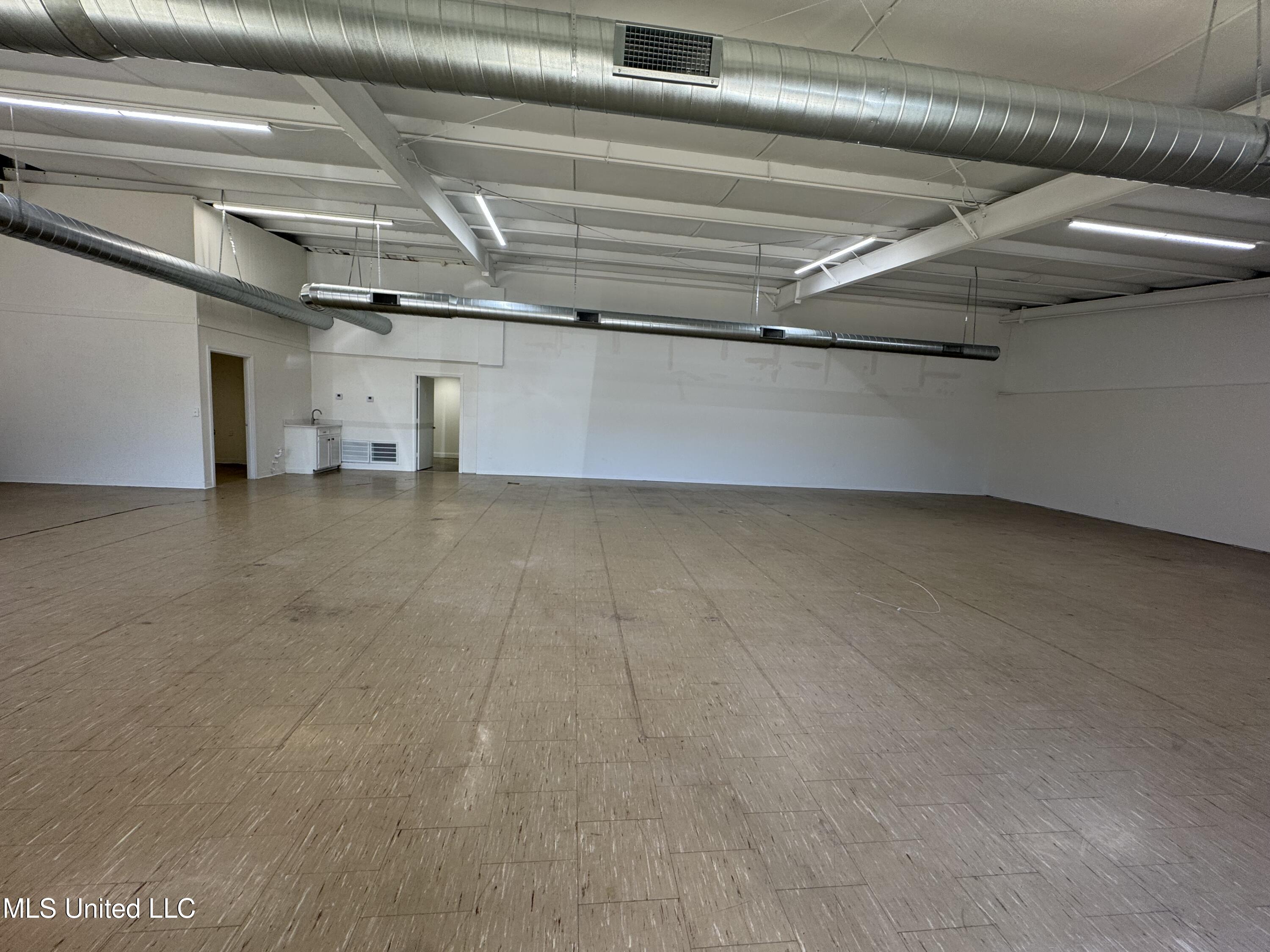 626 Ridgewood Road, 600